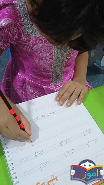 کودک در حال کار با نوشت آموز ایرانک
