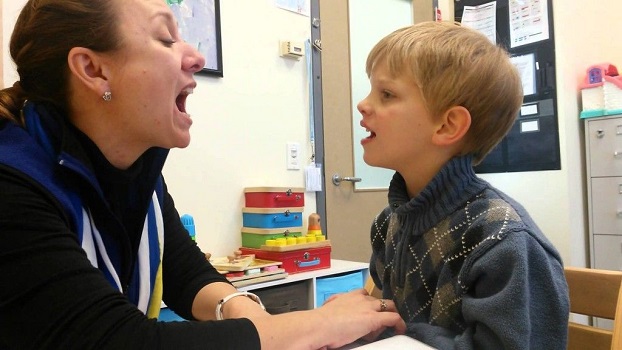 نشانه های لکنت زبان در کودکان