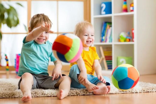 توپ‌بازی فعالیتی برای کودکان 3 تا 6 سال