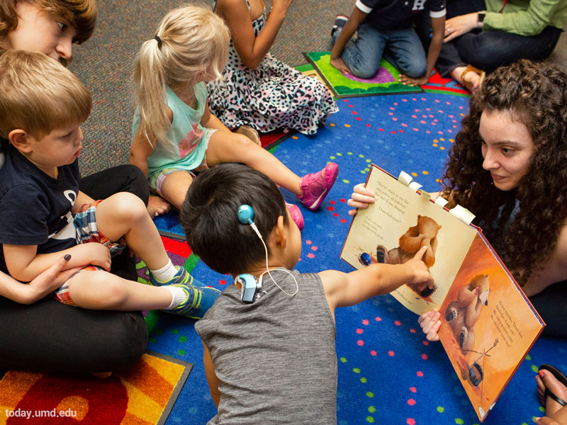 تأثیر کتاب‌خوانی با اشاره‌های کودکانه بر افزایش گنجینه‌ی واژگان کودکان ناشنوا