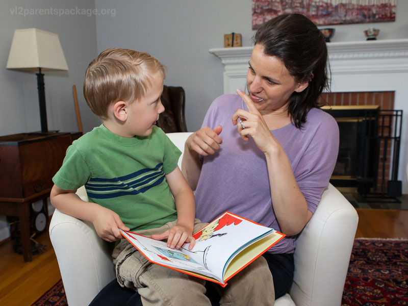 استفاده از اشاره‌های کودکانه با خردسالان ناشنوا چه فوایدی دارد؟