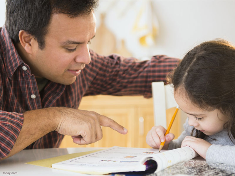 ۱۰ روشی که والدین می‌توانند به معلم فرزندشان کمک کنند