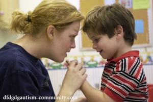 روش‌های رفتار درمانی و بهبود ارتباط با کودک اتیسم