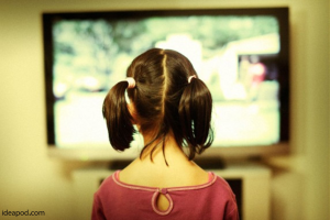 کودکان حداکثر روزی ۲ ساعت تلویزیون ببینند