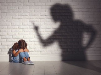 والدین کنترل‌گر چه نشانه‌هایی دارند؟